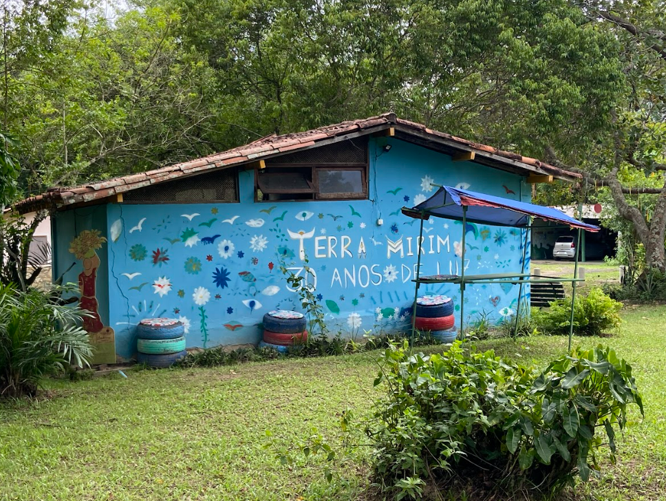 Maison peinte bleu à l'écolieu Terra Mirim