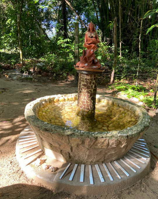 fontaine et statut représentent temple de l'eau