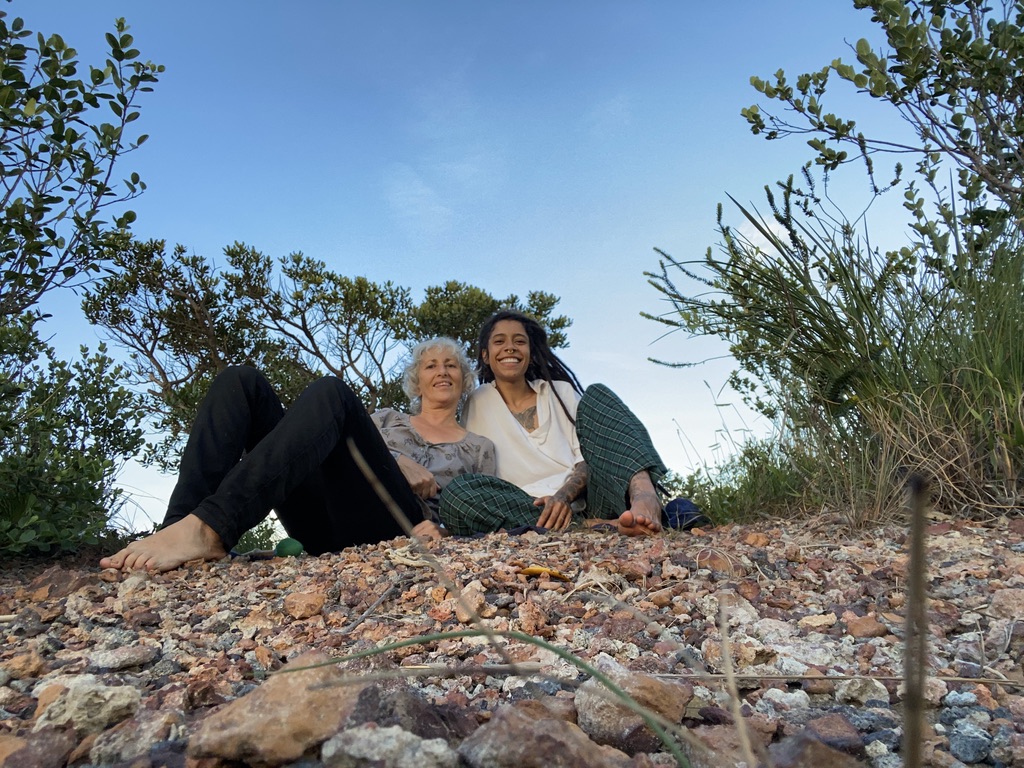 photo de diana et son amie, assises sur les cailloux