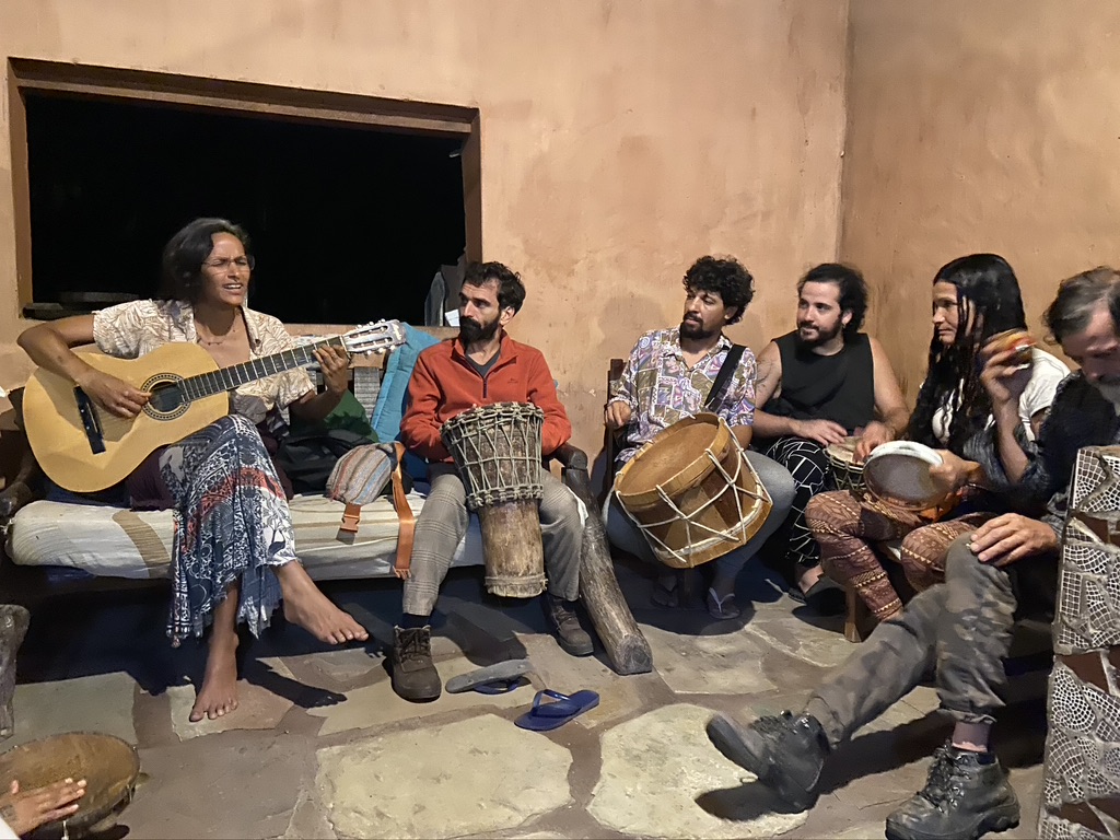 groupe de personnes assises, jouant de la musique