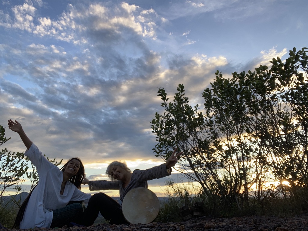 Diana et son amie ouvrent les bras souriantes devant paysage