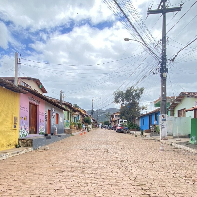 rue pavée Capao au Brésil avec maisons colorées