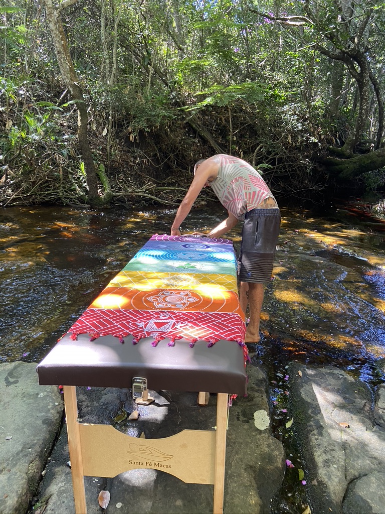 préparation table de massage bord de rivière