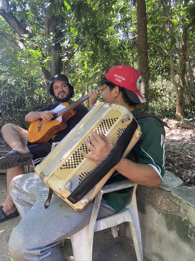 2 personnes assises jouent guitare et accordéon