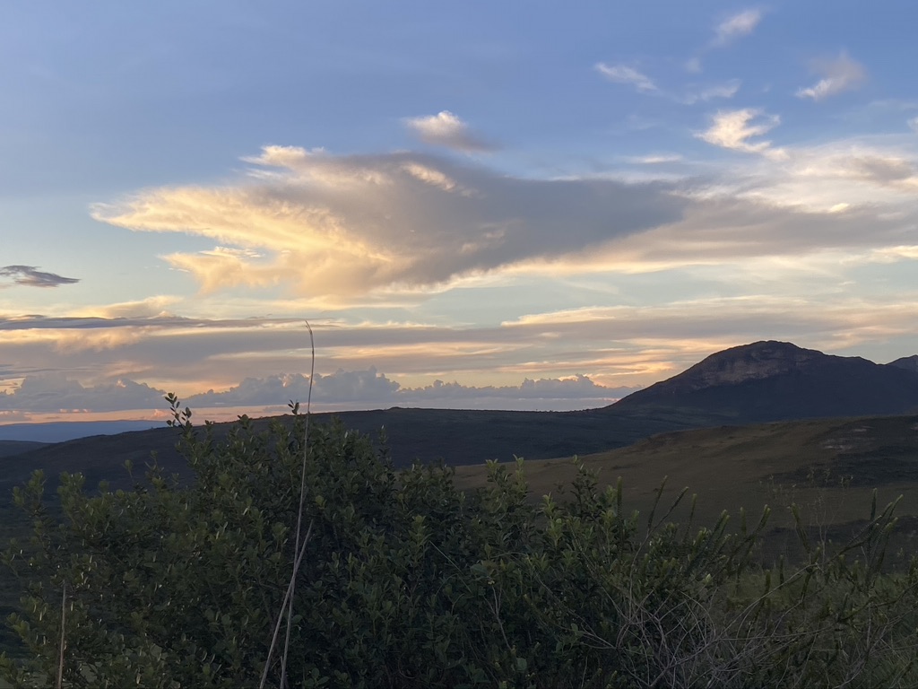 paysage montagne et ciel coloré au coucher de soleil