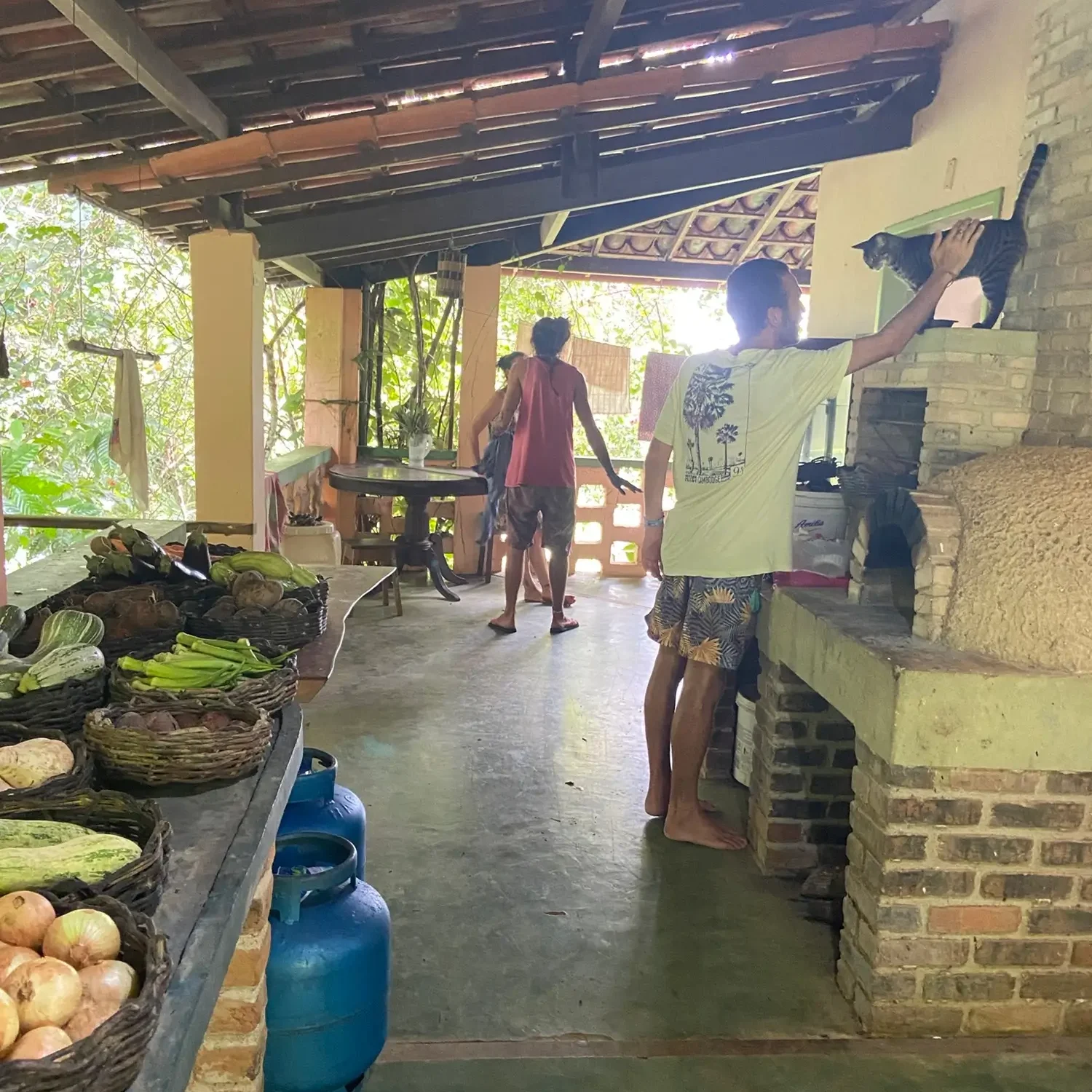 terrasse extérieur avec four à pizza et 2 personnes