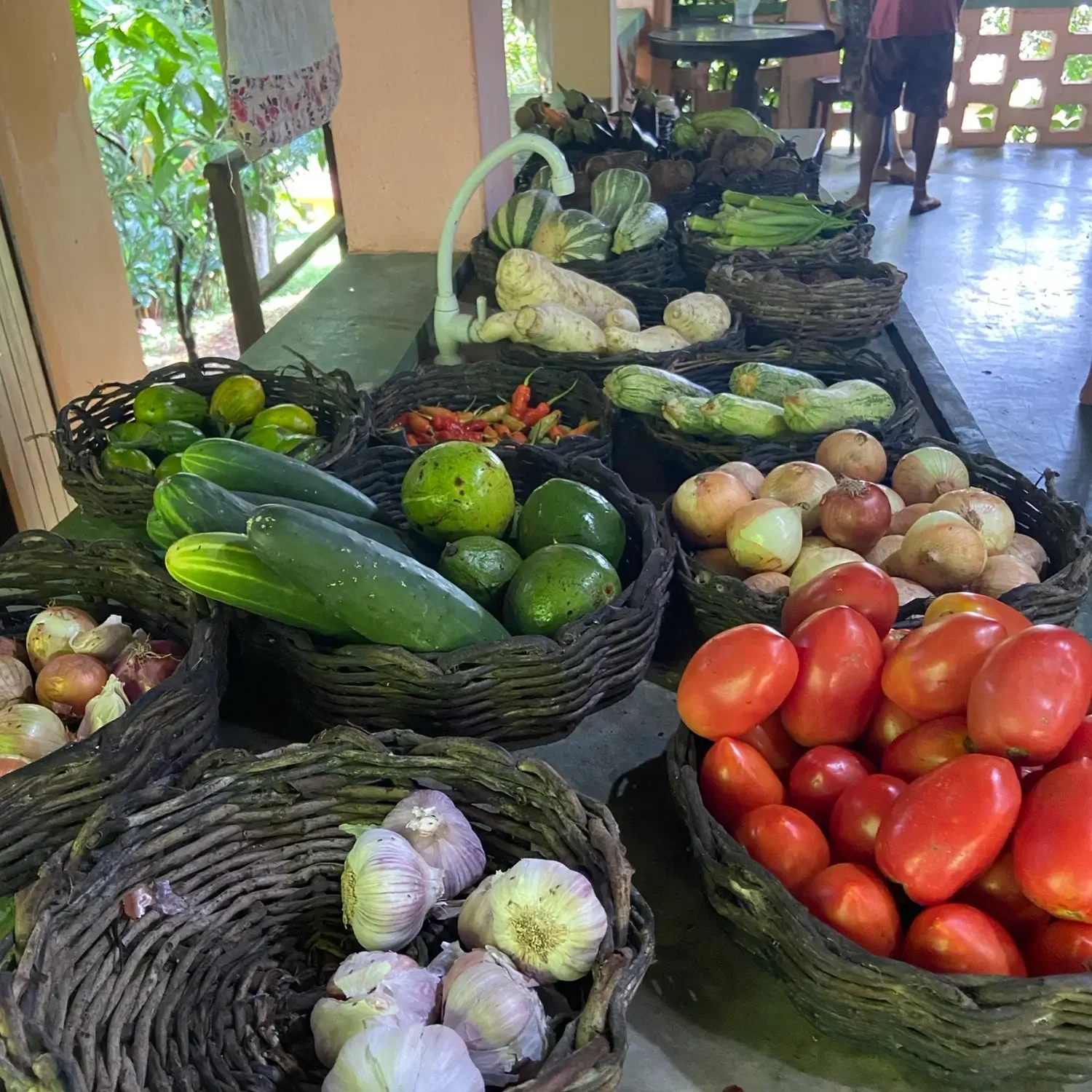 multiples fruits et légumes dans panier sur la table