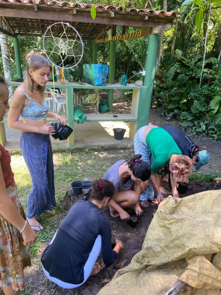 les membres de la communauté jardinent ensemble