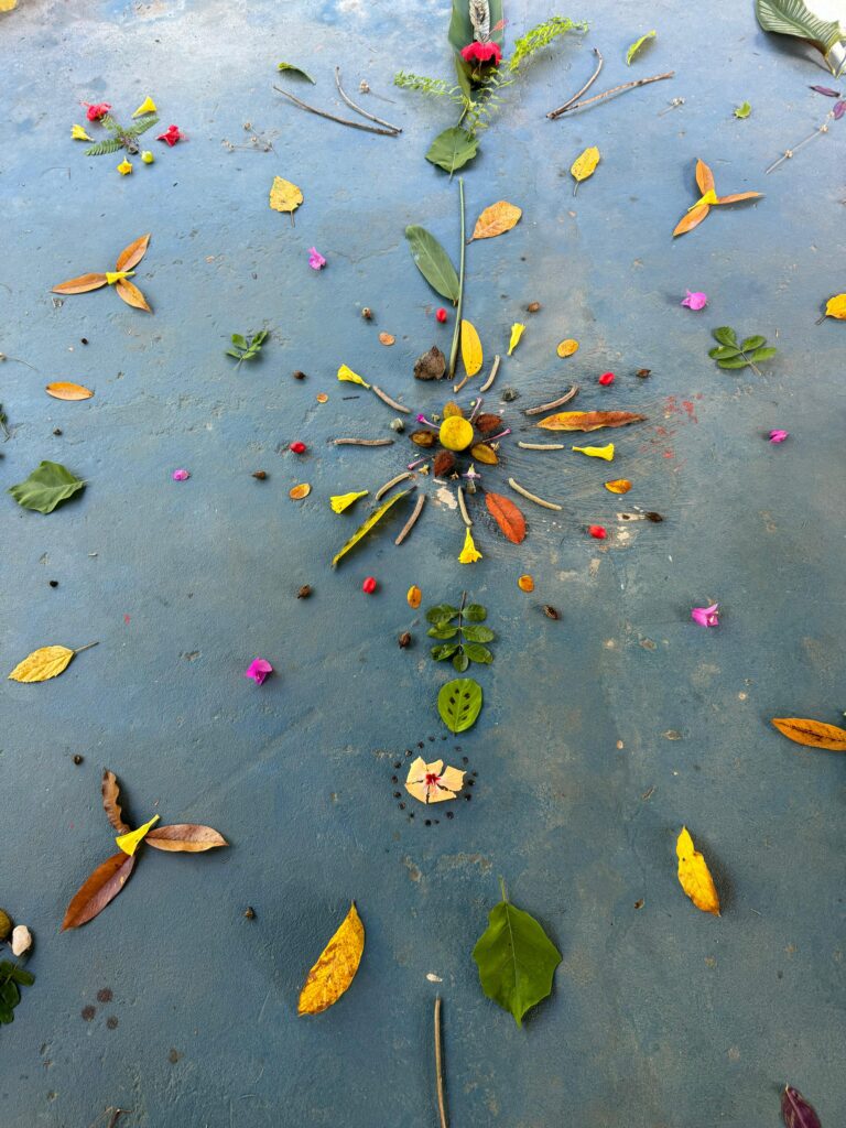 Mandala créé avec fleurs et feuilles