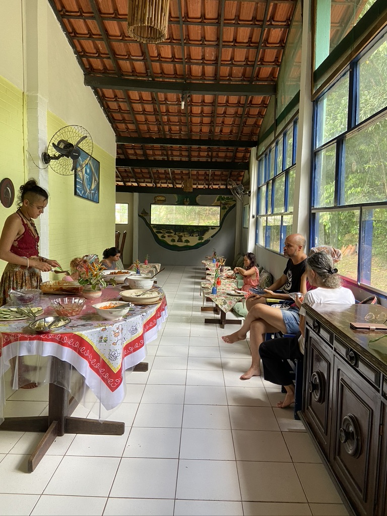 Personnes assises dans salle à manger Terra Mirim