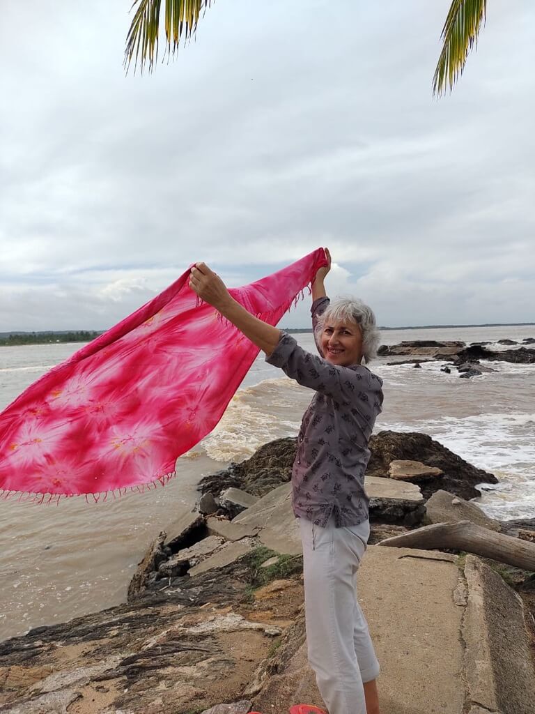 Diana debout face à la mer, tenant son foulard au vent